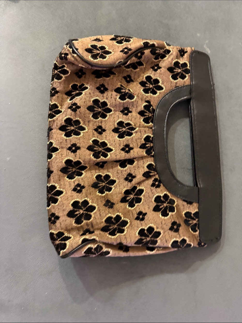 Adorable lightweight woven clutch apt 9 - Picture 2 of 3
